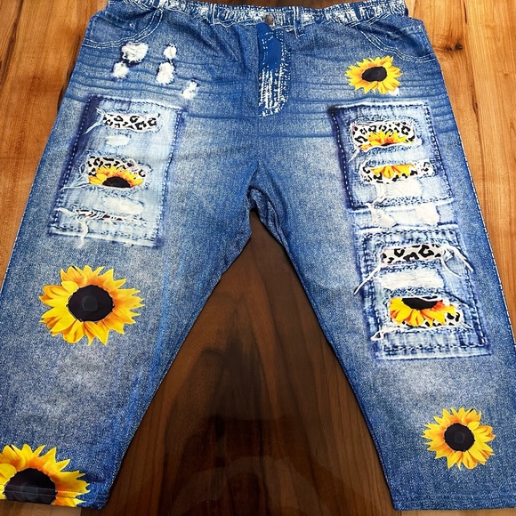 Women Plus Lightweight Crop Pants - Picture 2 of 3